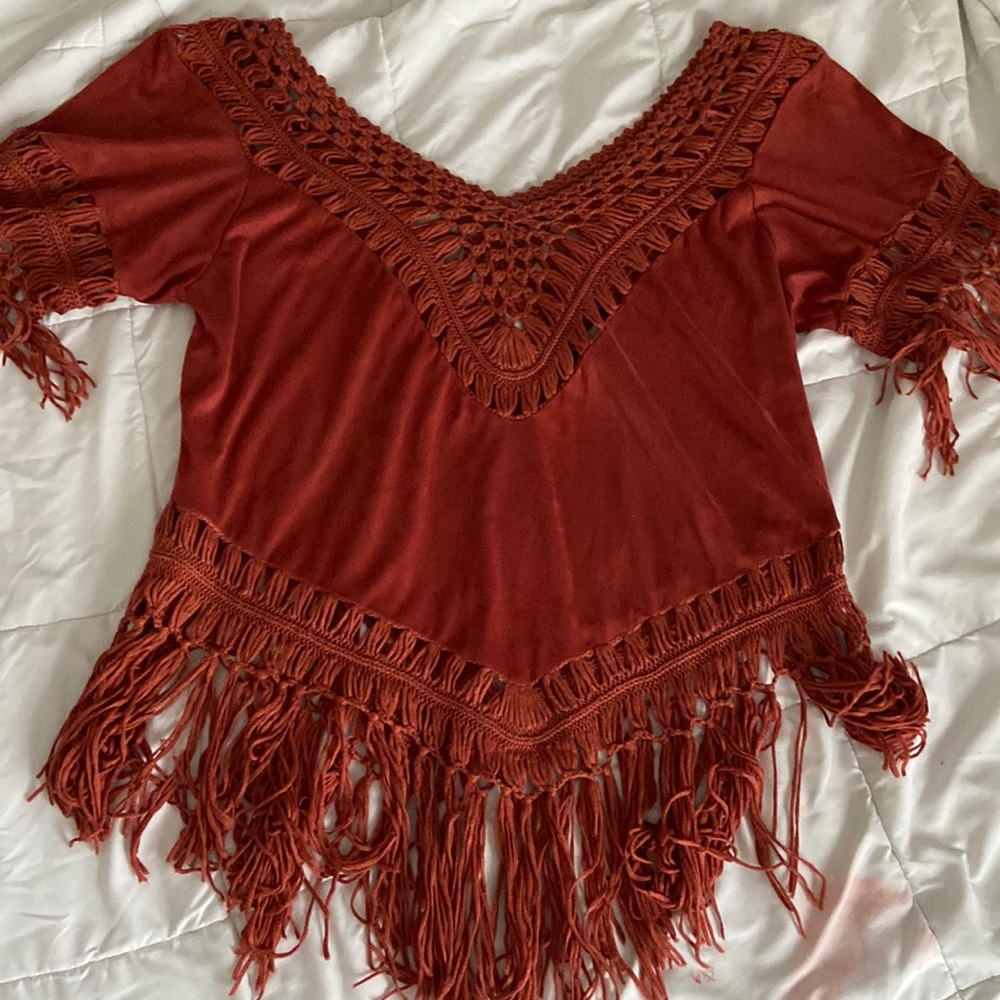 Low-cut maroon detailed Tee